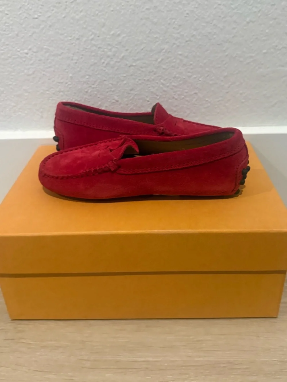 NWT TOD’S JUNIOR GIRLS GOMMINO SUEDE LOAFERS, SIZE EU 29 (US 11-11.5), RED